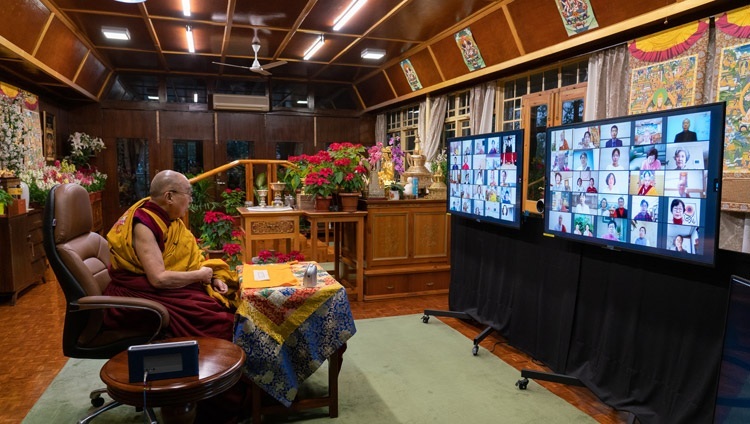 Thánh Đức Đạt Lai Lạt Ma phát biểu trước khán giả trực tuyến vào ngày thuyết giảng thứ hai - thể theo sự thỉnh cầu của các Phật tử Hàn Quốc - từ Dinh thự của Ngài ở Dharamsala, HP, Ấn Độ vào 6 tháng 1, 2021. Ảnh của Thượng toạ Tenzin Jamphel