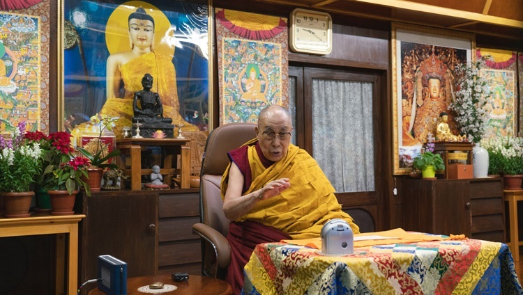 Thánh Đức Đạt Lai Lạt Ma bình giảng về “Bát Nhã Tâm Kinh” vào ngày thuyết giảng thứ hai từ Dinh thự của Ngài ở Dharamsala, HP, Ấn Độ vào ngày 6 tháng 1, 2021. Ảnh của Thượng toạ Tenzin Jamphel