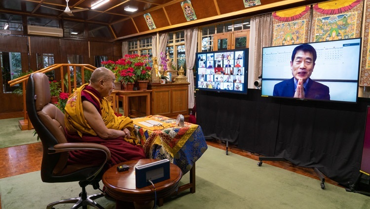 Một thành viên của khán giả đã hỏi Thánh Đức Đạt Lai Lạt Ma một câu hỏi trong ngày thuyết Pháp thứ hai thể theo sự thỉnh cầu của các Phật tử Hàn Quốc - từ Dinh thự của Ngài ở Dharamsala, HP, Ấn Độ vào 6 tháng 1, 2021. Ảnh của Thượng toạ Tenzin Jamphel