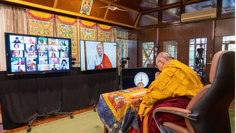 Thượng toạ JinOk tụng Bát Nhã Tâm Kinh bằng tiếng Hàn Quốc vào ngày cuối cùng của ba ngày giảng Pháp của Thánh Đức Đạt Lai Lạt Ma từ Dinh thự của Ngài ở Dharamsala, HP, Ấn Độ vào 7 tháng 1, 2021. Ảnh của Thượng toạ Tenzin Jamphel 