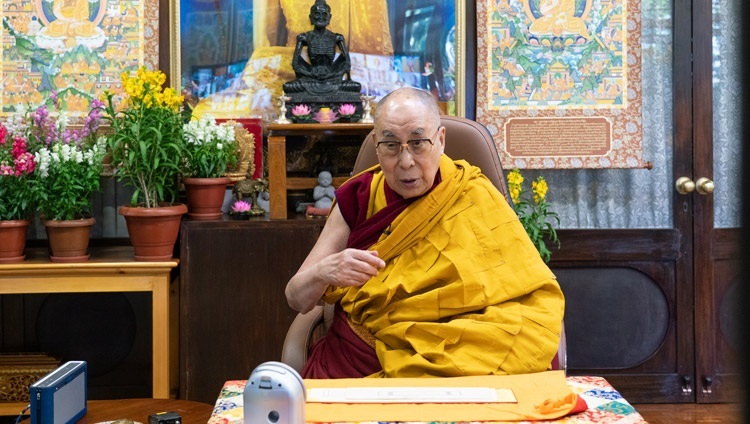 Thánh Đức Đạt Lai Lạt Ma phát biểu trước thính giả trực tuyến vào ngày cuối cùng của ba ngày thuyết Pháp thể theo sự thỉnh cầu của các Phật tử Hàn Quốc - từ Dinh thự của Ngài ở Dharamsala, HP, Ấn Độ vào 7 tháng 1, 2021. Ảnh của Thượng toạ Tenzin Jamphel