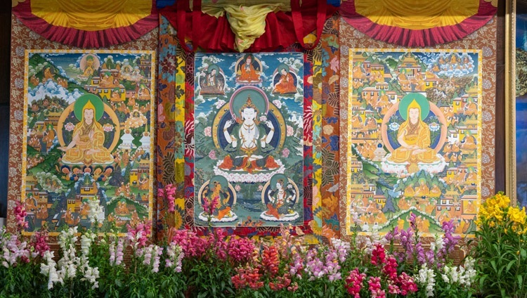 Bức ảnh chính giữa trong những bức tranh thangka treo sau lưng Ngài là Đức Quan Âm Tứ Thủ được mô tả trong Guru Yoga của Đức Quán Thế Âm - quán đảnh mà Ngài đã ban vào ngày thuyết Pháp cuối cùng từ Dinh thự của Ngài ở Dharamsala, HP, Ấn Độ vào 7 tháng 1, 2021. Ảnh của Thượng toạ Tenzin Jamphel