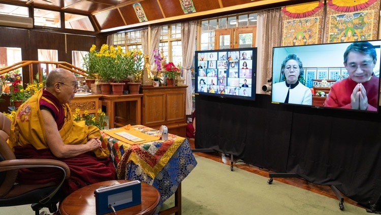 Một thành viên của khán giả trực tuyến ở Hàn Quốc đã hỏi Thánh Đức Đạt Lai Lạt Ma một câu hỏi trong ngày thuyết giảng cuối cùng tại Dinh thự của Ngài ở Dharamsala, HP, Ấn Độ vào 7 tháng 1, 2021. Ảnh của Thượng toạ Tenzin Jamphel