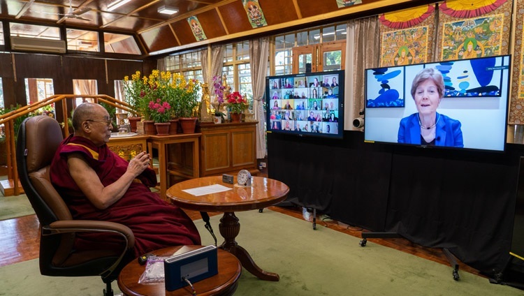 Diana Chapman Walsh - người điều hành Cuộc đối thoại về “Khủng hoảng của Vòng lặp Phản hồi Khí hậu” - giới thiệu chương trình khi Thánh Đức Đạt Lai Lạt Ma đang theo dõi tại Dinh thự của Ngài ở Dharamsala, HP, Ấn Độ vào 10 tháng 1, 2021. Ảnh của Thượng toạ Tenzin Jamphel