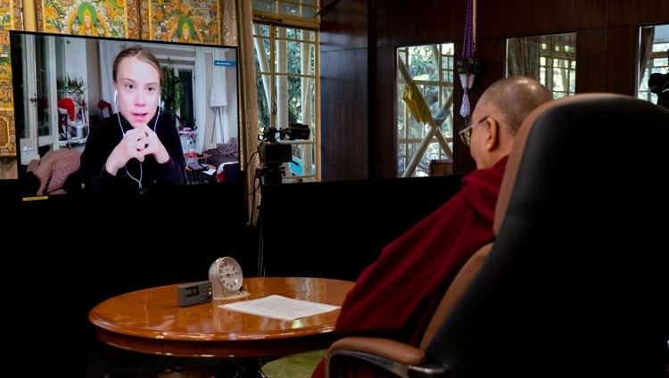 Thánh Đức Đạt Lai Lạt Ma lắng nghe Greta Thunberg trong cuộc trò chuyện trực tuyến của họ tại Dinh thự của Ngài ở Dharamsala, HP, Ấn Độ vào ngày 10 tháng 1 năm 2021. Ảnh của Thượng toạ Tenzin Jamphel