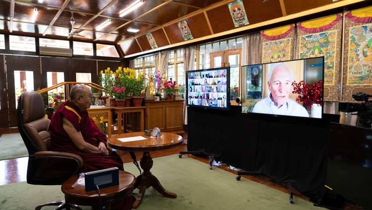 William Moomaw nói về các giải pháp để ngăn chặn các vòng lặp phản hồi khí hậu trong cuộc trò chuyện với Thánh Đức Đạt Lai Lạt Ma tham gia từ Dinh thự của Ngài ở Dharamsala, HP, Ấn Độ vào 10 tháng 1, 2021. Ảnh của Thượng toạ Tenzin Jamphel