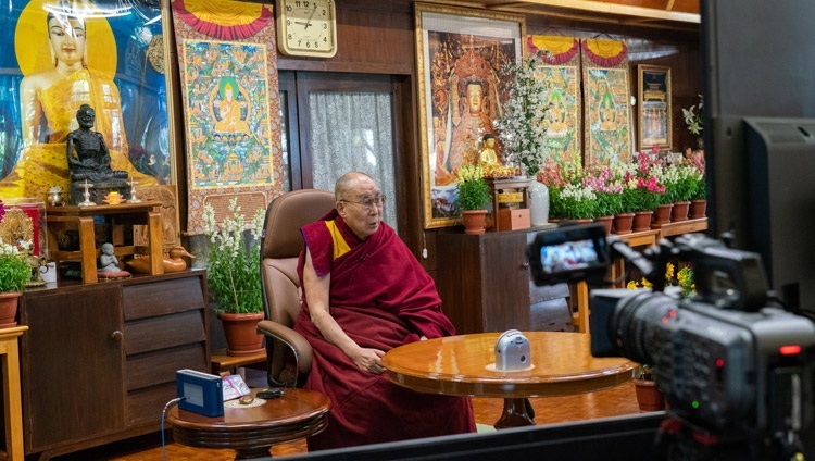 Thánh Đức Đạt Lai Lạt Ma trả lời câu hỏi của một sinh viên Trường Kinh doanh Harvard trong cuộc trò chuyện trực tuyến của họ về “Lãnh đạo và Hạnh phúc” tại Dinh thự của Ngài ở Dharamsala, HP, Ấn Độ vào ngày 17 tháng 1, 2021. Ảnh của Thượng toạ Tenzin Jamphel