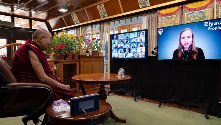 Một sinh viên từ Trường Kinh doanh Harvard đã hỏi Thánh Đức Đạt Lai Lạt Ma một câu hỏi trong cuộc trò chuyện trực tuyến của họ về “Lãnh đạo và Hạnh phúc” từ Dinh thự của Ngài ở Dharamsala, HP, Ấn Độ vào ngày 17 tháng 1, 2021. Ảnh của Thượng toạ Tenzin Jamphel