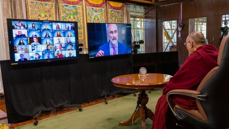 Arthur Brooks mở đầu cuộc trò chuyện trực tuyến về “Lãnh đạo và Hạnh phúc” với Thánh Đức Đạt Lai Lạt Ma  từ Dinh thự của Ngài ở Dharamsala, HP, Ấn Độ vào 17 tháng 1, 2021. Ảnh của Thượng toạ Tenzin Jamphel