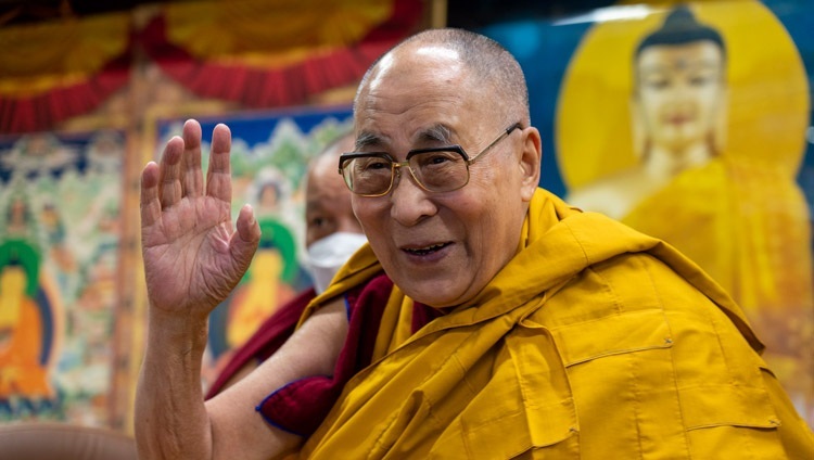 Thánh Đức Đạt Lai Lạt Ma vẫy tay chào khán giả trực tuyến khi Ngài quang lâm đến để giảng dạy trực tuyến từ Dinh thự của mình ở Dharamsala, HP, Ấn Độ vào 8 tháng 2, 2021. Ảnh của Thượng toạ Tenzin Jamphel