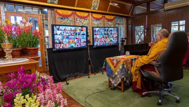 Thánh Đức Đạt Lai Lạt Ma phát biểu trước thính giả trực tuyến trong buổi giảng dạy do Lama Zopa Rinpoche thỉnh cầu từ Dinh thự của Ngài ở Dharamsala, HP, Ấn Độ vào 8 tháng 2, 2021. Ảnh của Thượng toạ Tenzin Jamphel