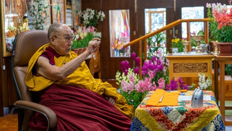 Thánh Đức Đạt Lai Lạt Ma phát biểu trong buổi giảng dạy trực tuyến tại Dinh thự của Ngài ở Dharamsala, HP, Ấn Độ vào ngày 8 tháng 2, 2021. Ảnh của Thượng toạ Tenzin Jamphel