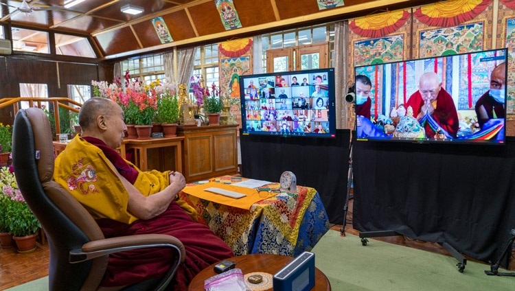 Lama Zopa Rinpoche cảm ơn Thánh Đức Đạt Lai Lạt Ma khi kết thúc buổi giảng dạy trực tuyến tại Dinh thự của Ngài ở Dharamsala, HP, Ấn Độ vào 8 tháng 2, 2021. Ảnh của Thượng toạ Tenzin Jamphel