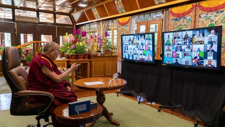 Thánh Đức Đạt Lai Lạt Ma phát biểu trước khán giả trực chuyến trong buổi nói chuyện về “Sự đồng cảm và Từ bi trong Chính sách” từ Dinh thự của Ngài ở Dharamsala, HP, Ấn Độ vào 17 tháng 2, 2021. Ảnh của Thượng toạ Tenzin Jamphel