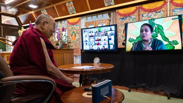 Một thành viên của khán giả trực tuyến hỏi Thánh Đức Đạt Lai Lạt Ma trong cuộc trò chuyện với các thành viên của Tổ chức Cảnh sát Ấn Độ từ Dinh thự của Ngài ở Dharamsala, HP, Ấn Độ vào ngày 17 tháng 2, 2021. Ảnh của Thượng toạ Tenzin Jamphel