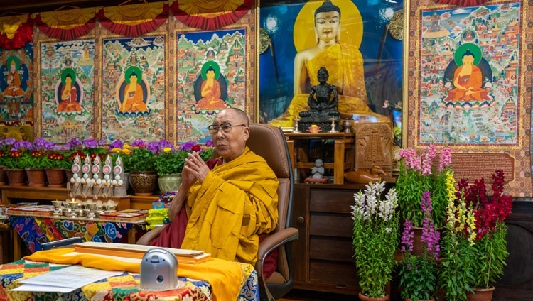 Thánh Đức Đạt Lai Lạt Ma tham gia buổi cầu nguyện khai mạc khi bắt đầu bài giảng của Ngài vào ngày Rằm của Đại lễ Cầu nguyện trực tuyến từ Dinh thự của Ngài ở Dharamsala, HP, Ấn Độ vào 27 tháng 2, 2021. Ảnh của Thượng toạ Tenzin Jamphel