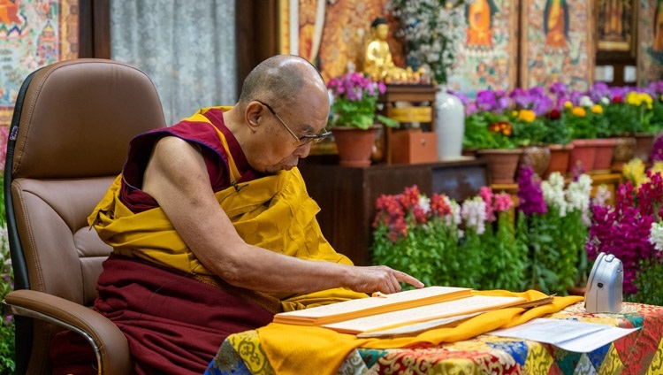 Thánh Đức Đạt Lai Lạt Ma đọc ‘Tràng Hoa Báu’ của Ngài Long Thọ trong buổi giảng của Ngài vào ngày Rằm của Đại lễ Cầu nguyện trực tuyến từ Dinh thự của Ngài ở Dharamsala, HP, Ấn Độ vào 27 tháng 2, 2021. Ảnh của Thượng toạ Tenzin Jamphel