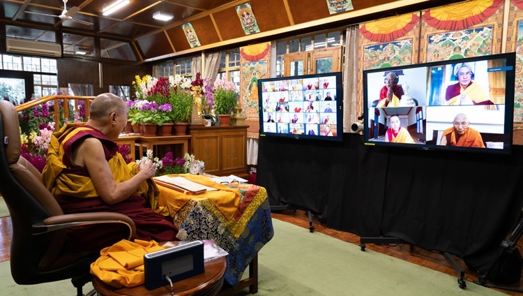 Thánh Đức Đạt Lai Lạt Ma phát biểu trước khán giả trực tuyến trong buổi giảng dạy vào ngày Rằm của Đại lễ Cầu nguyện trực tuyến từ Dinh thự của Ngài ở Dharamsala, HP, Ấn Độ vào 27 tháng 2, 2021. Ảnh của Thượng toạ Tenzin Jamphel