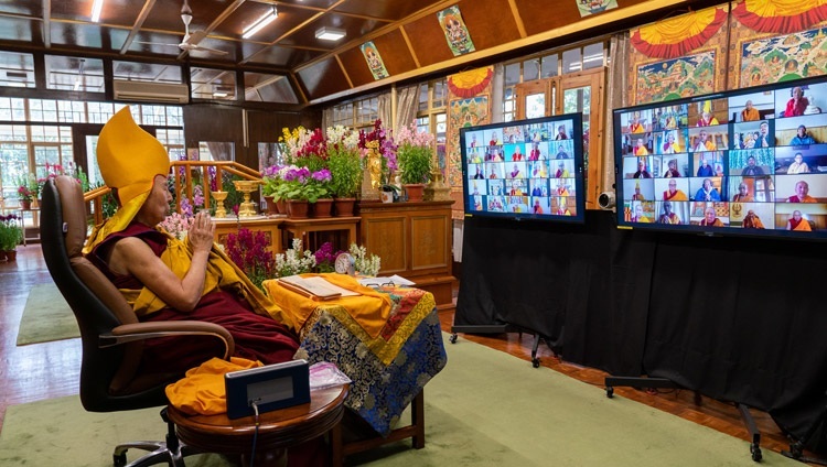 Thánh Đức Đạt Lai Lạt Ma tham gia lễ hoàn Kinh cầu nguyện vào lúc kết thúc buổi giảng của Ngài vào ngày Rằm của Đại lễ Cầu nguyện trực tuyến từ Dinh thự của Ngài ở Dharamsala, HP, Ấn Độ vào 27 tháng 2, 2021. Ảnh của Thượng toạ Tenzin Jamphel
