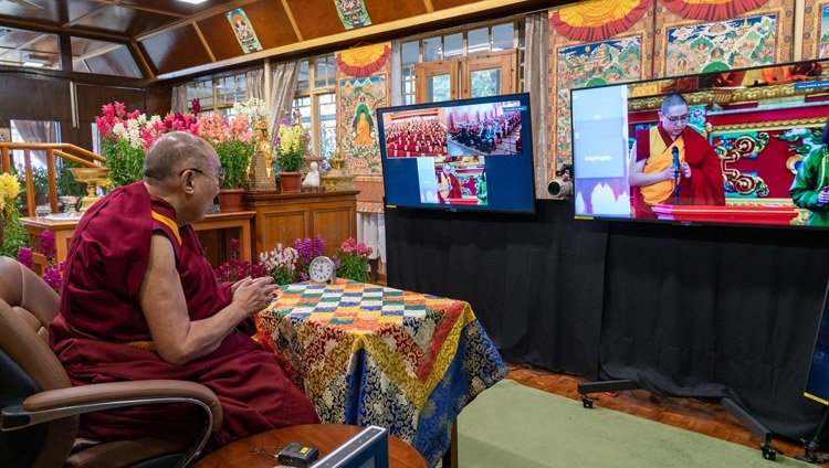 Lamiin Gegeen Rinpoché dâng lời chào đến Thánh Đức Đạt Lai Lạt Ma khi bắt đầu buổi nói chuyện trực tuyến về Phật giáo và Khoa học tại Dinh thự của Ngài ở Dharamsala, HP, Ấn Độ vào 11 tháng 3, 2021. Ảnh của Thượng toạ Tenzin Jamphel