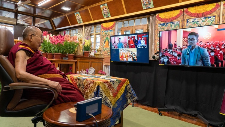 Một khán giả ở Mông Cổ đặt câu hỏi cho Thánh Đức Đạt Lai Lạt Ma trong buổi nói chuyện về Phật giáo và Khoa học trực tuyến từ Dinh thự của Ngài ở Dharamsala, HP, Ấn Độ vào 11 tháng 3, 2021. Ảnh của Thượng toạ Tenzin Jamphel
