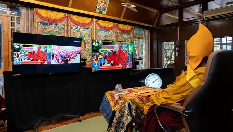 Khamba Lama bày tỏ lòng tôn kính đối với Thánh Đức Đạt Lai Lạt Ma và thay mặt cho Tăng sĩ Tu viện và tất cả các Tăng ni của Mông Cổ kính lời chào đến Ngài khi bắt đầu buổi giảng trực tuyến đầu tiên từ Dinh thự của Ngài ở Dharamsala, HP, Ấn Độ vào 12 tháng 3, 2021. Ảnh của Thượng toạ Tenzin Jamphel