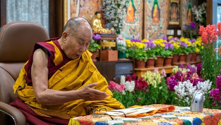 Thánh Đức Đạt Lai Lạt Ma đọc “Xưng tán 17 bậc Luận Sư Nalanda” vào ngày đầu tiên của buổi giảng trực tuyến do người Mông Cổ thỉnh cầu từ Dinh thự của Ngài ở Dharamsala, HP, Ấn Độ vào 12 tháng 3, 2021. Ảnh của Thượng toạ Tenzin Jamphel
