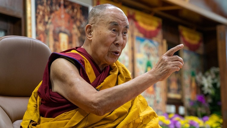 Thánh Đức Đạt Lai Lạt Ma phát biểu vào ngày đầu tiên của đợt thuyết giảng trực tuyến do người Mông Cổ thỉnh cầu từ Dinh thự của Ngài ở Dharamsala, HP, Ấn Độ vào 12 tháng 3, 2021. Ảnh của Thượng toạ Tenzin Jamphel