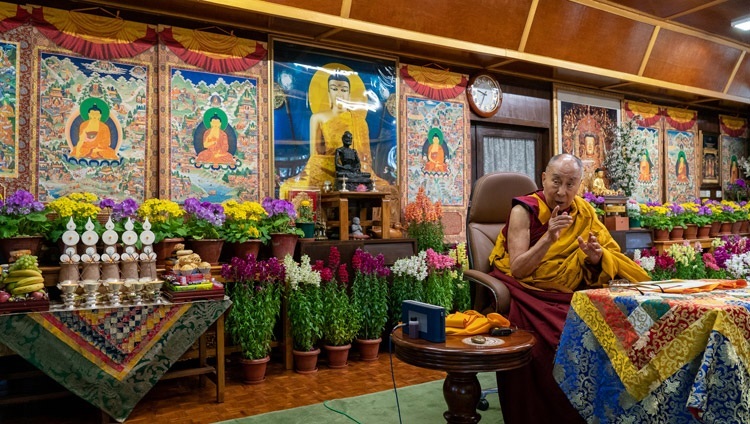 Thánh Đức Đạt Lai Lạt Ma phát biểu trước thính giả trực tuyến vào ngày đầu tiên của buổi giảng trực tuyến do người Mông Cổ thỉnh cầu từ Dinh thự của Ngài ở Dharamsala, HP, Ấn Độ vào 12 tháng 3, 2021. Ảnh của Thượng toạ Tenzin Jamphel