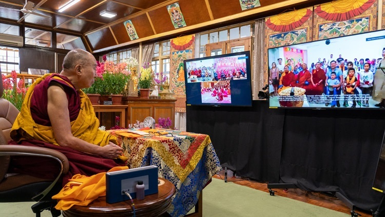 Thánh Đức Đạt Lai Lạt Ma xem video về ‘Achlalt khuukhduud’ - một trại trẻ mồ côi và viện dưỡng lão ở Mông Cổ trong ngày đầu tiên giảng dạy trực tuyến tại Dinh thự của Ngài ở Dharamsala, HP, Ấn Độ vào 12 tháng 3, 2021. Ảnh của Thượng toạ Tenzin Jamphel