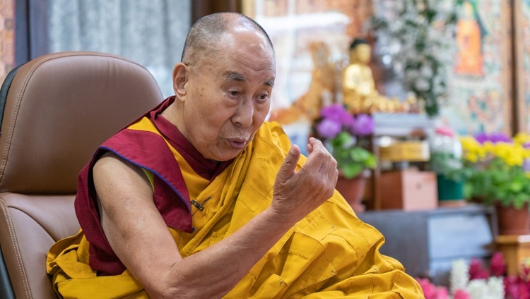 Thánh Đức Đạt Lai Lạt Ma đã bình luận về 'Ba Cốt Tuỷ của Đại Lộ’ của Ngài Tsongkhapa trong quá trình giảng dạy trực tuyến tại Dinh thự của Ngài ở Dharamsala, HP, Ấn Độ vào 13 tháng 3, 2021. Ảnh của Thượng toạ Tenzin Jamphel