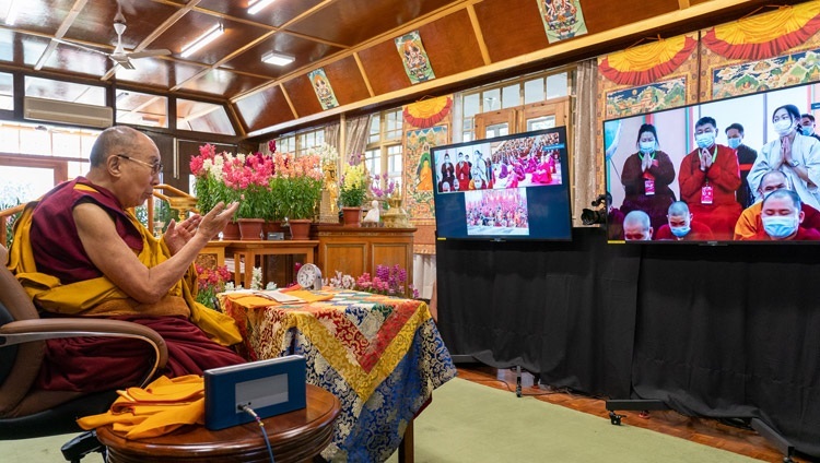 Thánh Đức Đạt Lai Lạt Ma trả lời các câu hỏi từ khán giả trực tuyến ở Mông Cổ trong ngày cuối cùng của đợt giảng Pháp trực tuyến tại Dinh thự của Ngài ở Dharamsala, HP, Ấn Độ vào ngày 13 tháng 3, 2021. Ảnh của Thượng toạ Tenzin Jamphel