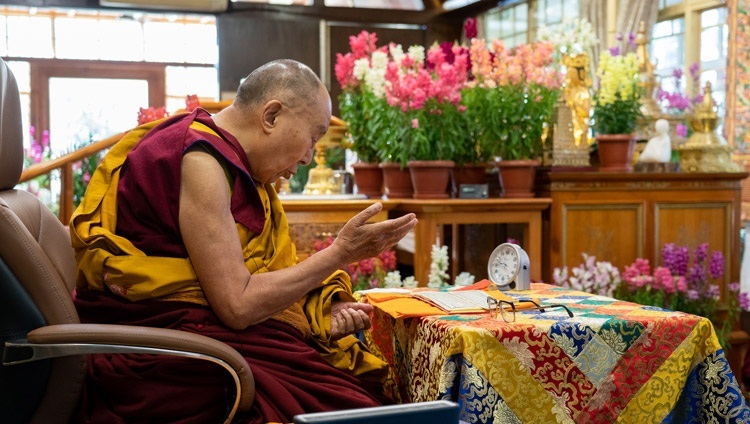 Thánh Đức Đạt Lai Lạt Ma đọc 'Ba Cốt Tuỷ của Đạo Lộ’ của Ngài Tsongkhapa trong buổi giảng dạy trực tuyến tại Dinh thự của Ngài ở Dharamsala, HP, Ấn Độ vào 13 tháng 3, 2021. Ảnh của Thượng toạ Tenzin Jamphel