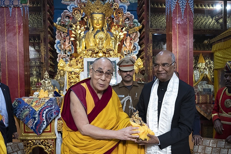 Thánh Đức Đạt Lai Lạt Ma cùng với Tổng thống Ấn Độ Ram Nath Kovind (khi đó đang còn là Thống đốc của Bang Bihar) tại Bodhgaya, Bihar, Ấn Độ vào ngày 9 tháng 1, 2017. Ảnh của Tenzin Choejor