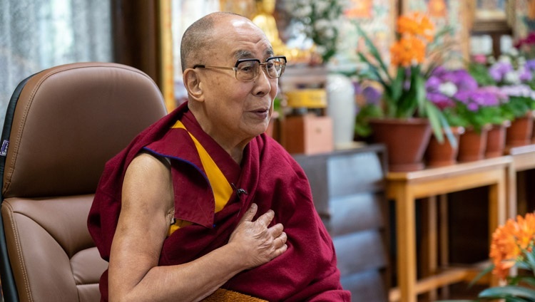 Thánh Đức Đạt Lai Lạt Ma nói chuyện với khán giả trực tuyến từ các quốc gia vùng Baltic từ Dinh thự của Ngài ở Dharamsala, HP, Ấn Độ vào ngày 2 tháng 4, 2021. Ảnh của Thượng toạ Tenzin Jamphel.