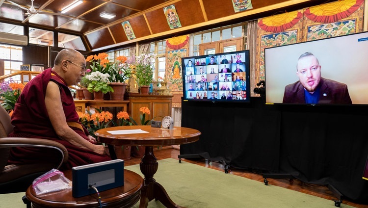 Davis Stalts - cựu nghị sĩ và thành viên Hội đồng thành phố Riga ở Latvia đã nêu câu hỏi lên Thánh Đức Đạt Lai Lạt Ma trong buổi nói chuyện về “Luân lý và Đạo đức - Hôm nay và Ngày mai”, trực tuyến từ Dinh thự của Ngài ở Dharamsala, HP, Ấn Độ vào ngày 2 tháng 4, 2021. Ảnh của Thượng toạ Tenzin Jamphel.