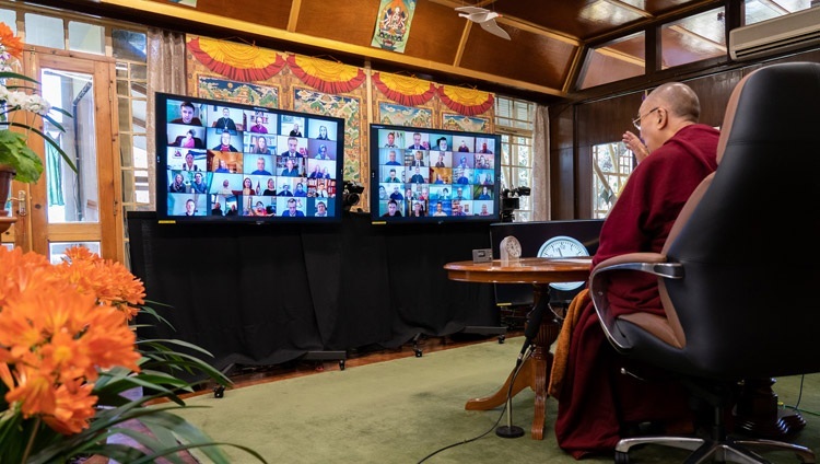 Các thành viên của các tổ chức từ các nước vùng Baltic lắng nghe Thánh Đức Đạt Lai Lạt Ma nói chuyện trực tuyến từ Dinh thự của Ngài ở Dharamsala, HP, Ấn Độ vào ngày 2 tháng 4, 2021. Ảnh của Thượng toạ Tenzin Jamphel.