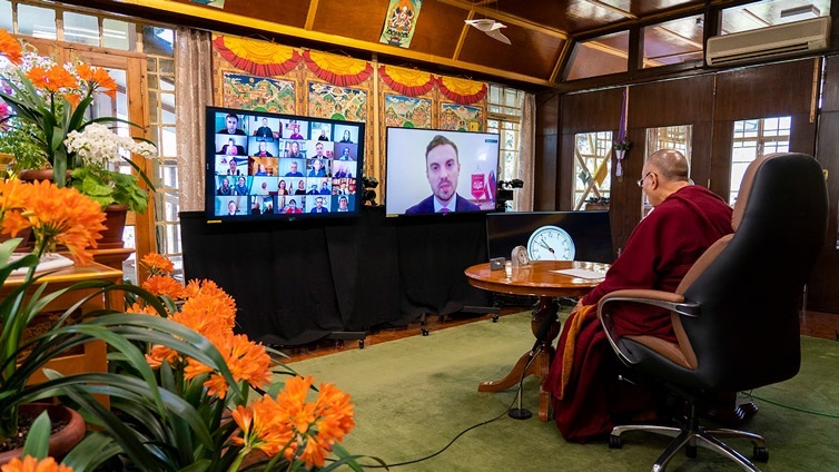 Uldis Budrikis - một nghị sĩ Latvia và là Chủ tịch Nhóm Hỗ trợ Tây Tạng trong Quốc hội Latvia cảm ơn Thánh Đức Đạt Lai Lạt Ma khi kết thúc buổi nói chuyện trực tuyến về Luân lý và Đạo đức - Hôm nay và Ngày mai từ Dinh thự của Ngài ở Dharamsala, HP, Ấn Độ vào ngày 2 tháng 4, 2021. Ảnh của Thượng toạ Tenzin Jamphel.