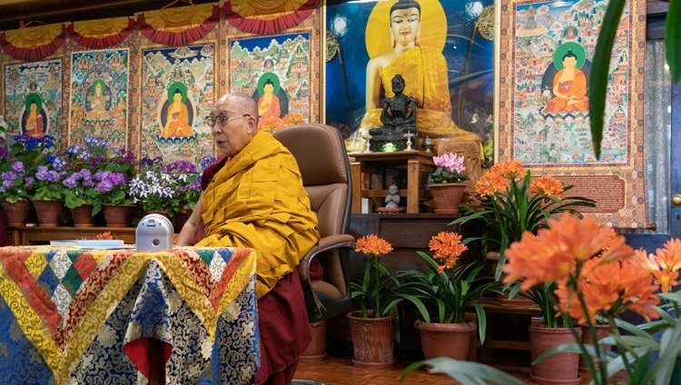 Thánh Đức Đạt Lai Lạt Ma trả lời các câu hỏi của khán giả trong buổi thuyết giảng trực tuyến tại Dinh thự của Ngài ở Dharamsala, HP, Ấn Độ vào ngày 7 tháng 4, 2021. Ảnh của Thượng toạ Tenzin Jamphel