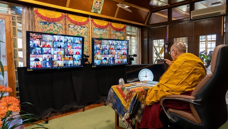 Thánh Đức Đạt Lai Lạt Ma nói chuyện với khán giả trực tuyến ở Ý trong buổi thuyết pháp của Ngài do Hiệp Hội Phật giáo Ý thỉnh cầu từ nơi Dinh thự của Ngài ở Dharamsala, HP, Ấn Độ vào 7 tháng 4, 2021. Ảnh của Thượng toạ Tenzin Jamphel