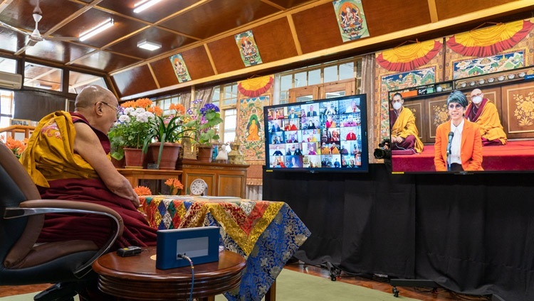 Một thành viên của khán giả trực tuyến đến từ Ý đã hỏi Thánh Đức Đạt Lai Lạt Ma một câu hỏi trong buổi thuyết giảng của Ngài do Hiệp Hội Phật giáo Ý thỉnh cầu từ Dinh thự của Ngài ở Dharamsala, HP, Ấn Độ vào 7 tháng 4, 2021. Ảnh của Thượng toạ Tenzin Jamphel