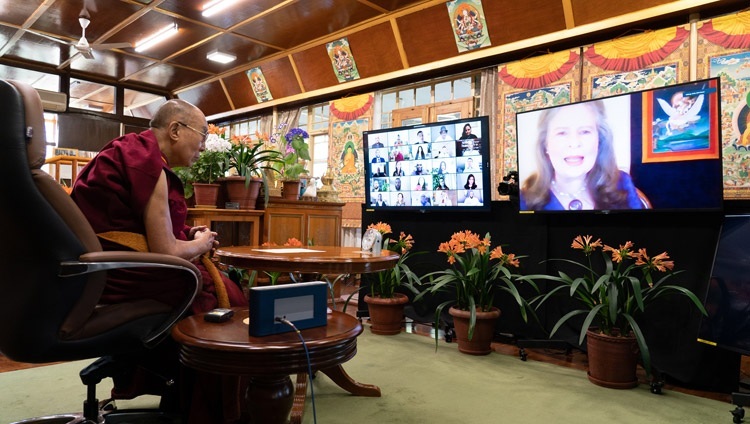 Sofia Stril-Rever mở đầu cuộc trò chuyện giữa Thánh Đức Đạt Lai Lạt Ma tại Dinh thự của Ngài ở Dharamsala và các khách mời của chương trình ‘Hãy là Tình Yêu Thương’ của Pháp; và ‘Một Tập thể Thế giới Tốt đẹp hơn’ của Canada vào 12 tháng 4, 2021. Ảnh của Thượng toạ Tenzin Jamphel