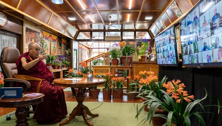 Thánh Đức Đạt Lai Lạt Ma trả lời các câu hỏi từ khách mời của chương trình ‘Hãy là Tình Yêu Thương’ của Pháp; và ‘Một Tập thể Thế giới Tốt đẹp hơn’ của Canada; trực tuyến từ Dinh thự của Ngài ở Dharamsala, HP, Ấn Độ vào 12 tháng 4, 2021. Ảnh của Thượng toạ Tenzin Jamphel