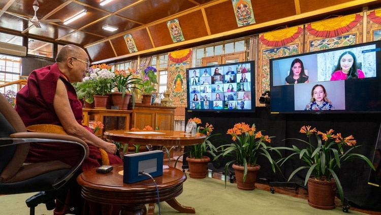 Các thành viên của Nhóm hoạt động trẻ tự giới thiệu với Thánh Đức Đạt Lai Lạt Ma trong cuộc giao lưu trực tuyến từ Dinh thự của Ngài ở Dharamsala, HP, Ấn Độ vào 12 tháng 4, 2021. Ảnh của Thượng toạ Tenzin Jamphel