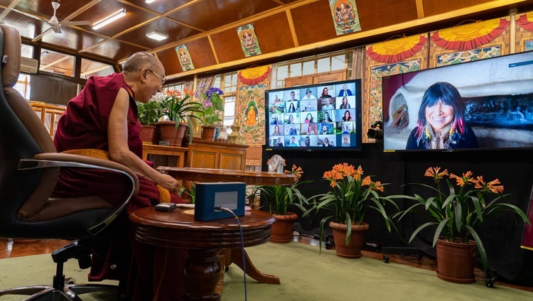 Thánh Đức Đạt Lai Lạt Ma trả lời câu hỏi của ca sĩ kỳ cựu và là người theo chủ nghĩa hòa bình Buffy Sainte-Marie trực tuyến từ Dinh thự của Ngài ở Dharamsala, HP, Ấn Độ vào 12 tháng 4, 2021. Ảnh của Thượng toạ Tenzin Jamphel