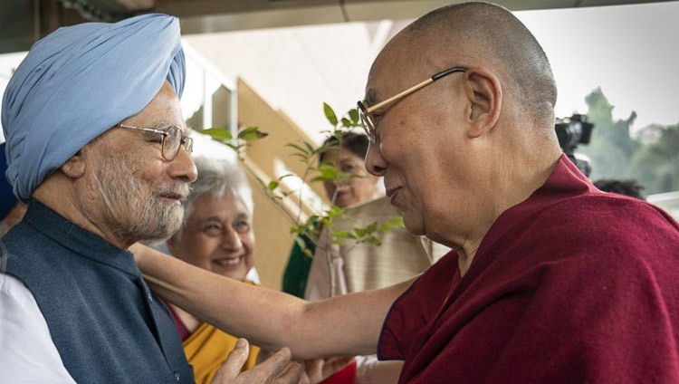 Thánh Đức Đạt Lai Lạt Ma và Cựu Thủ tướng Ấn Độ Manmohan Singh tại New Delhi, Ấn Độ vào ngày 10 tháng 11, 2018. Ảnh của Tenzin Choejor