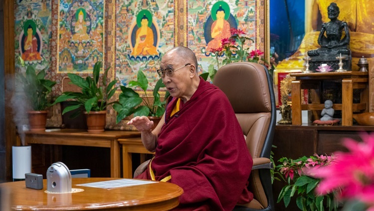 Thánh Đức Đạt Lai Lạt Ma trả lời các câu hỏi từ các nhà khoa học Nga trong cuộc đối thoại trực tuyến của họ tại Dinh thự của Ngài ở Dharamsala, HP, Ấn Độ vào ngày 5 tháng 5, 2021. Ảnh của Thượng toạ Tenzin Jamphel