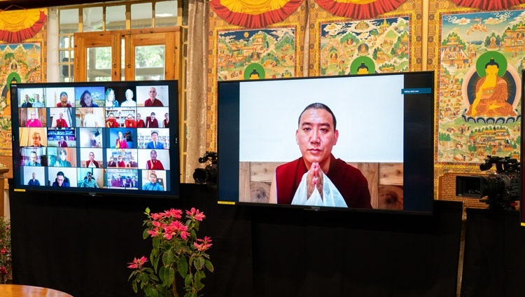 Lobsang Phuntsok, một Tăng Sĩ và là nhà nghiên cứu từ Tu viện Sera Jé ở Ấn Độ đang lắng nghe Thánh Đức Đạt Lai Lạt Ma trả lời câu hỏi của mình trong cuộc đối thoại trực tuyến của họ vào ngày 5 tháng 5, 2021. Ảnh của Thượng toạ Tenzin Jamphel
