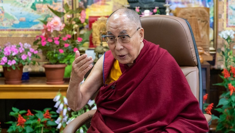 Thánh Đức Đạt Lai Lạt Ma phát biểu trong cuộc trò chuyện trực tuyến về chủ đề ‘Tạo nên một Thế giới hạnh phúc hơn’ tại Dinh thự của Ngài ở Dharamsala, HP, Ấn Độ vào 28 tháng 7, 2021. Ảnh của Thượng toạ Tenzin Jamphel