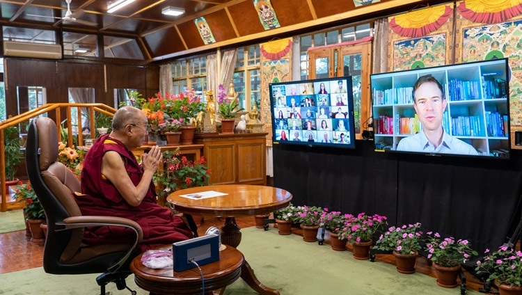 Thánh Đức Đạt Lai Lạt Ma trả lời những câu hỏi từ phía khán giả trong cuộc trò chuyện trực tuyến về chủ đề ‘Tạo nên một Thế giới Hạnh phúc hơn’ từ Dinh thự của Ngài ở Dharamsala, HP, Ấn Độ vào 28 tháng 7, 2021. Ảnh của Thượng toạ Tenzin Jamphel